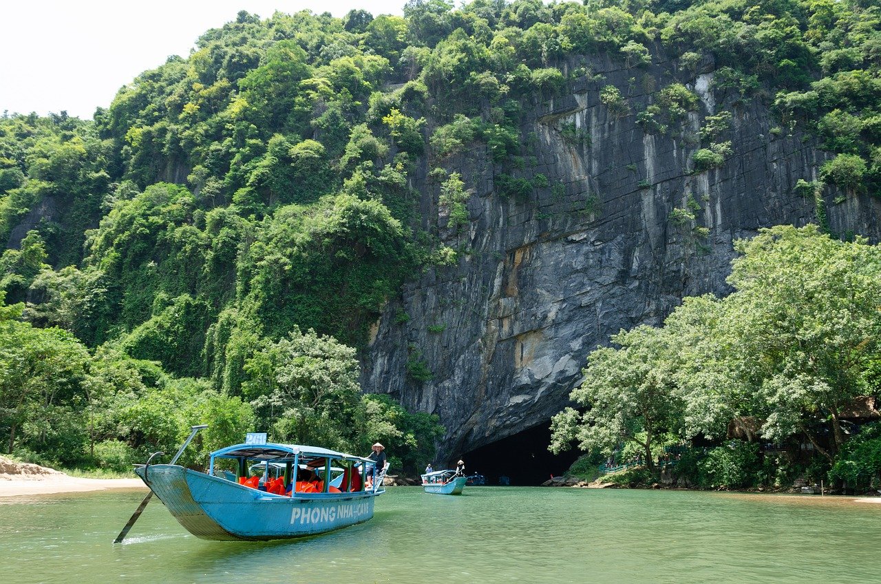 Cave Exploration: Navigating Safety Hazards